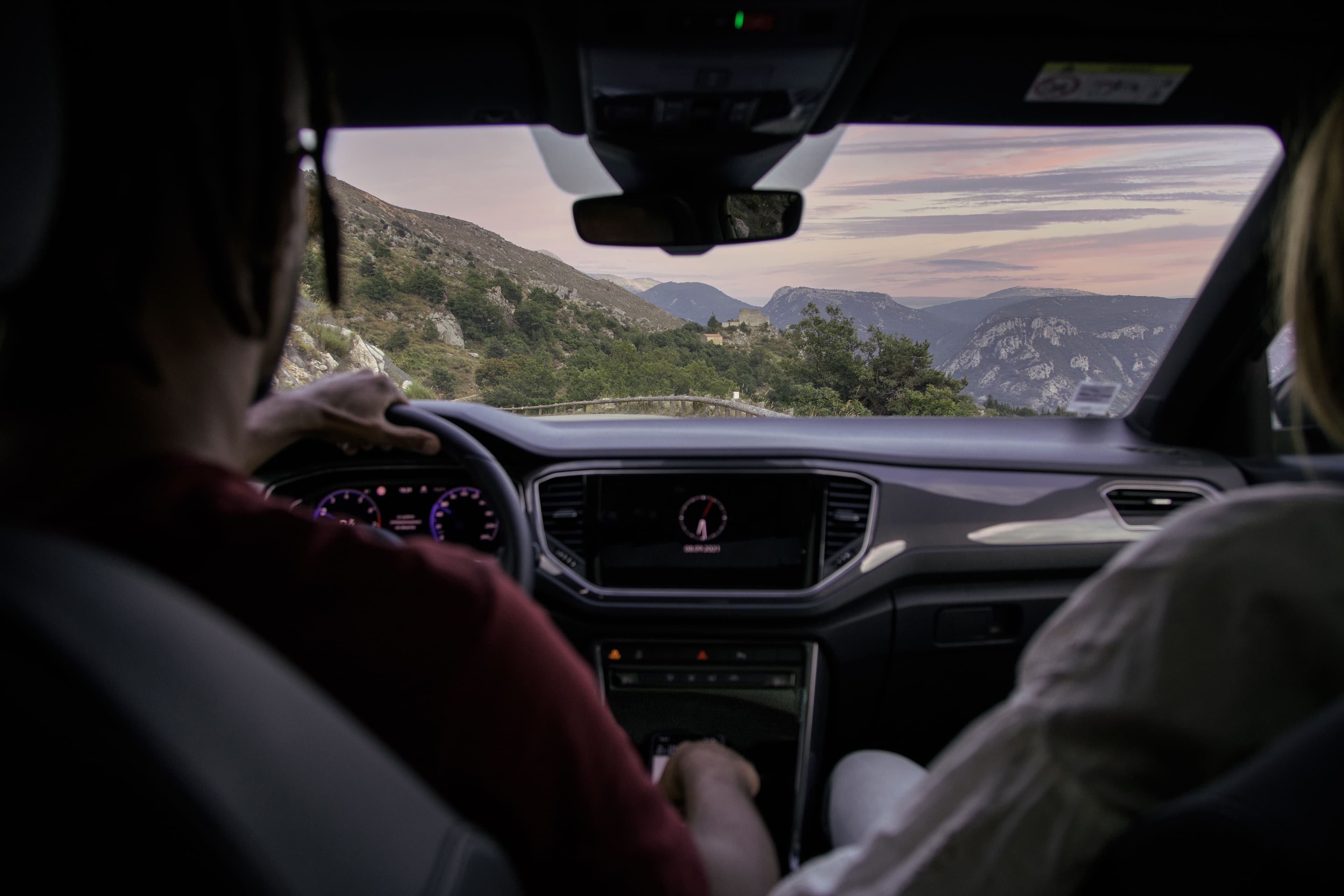 visage d'une femme dans un rétroviseur